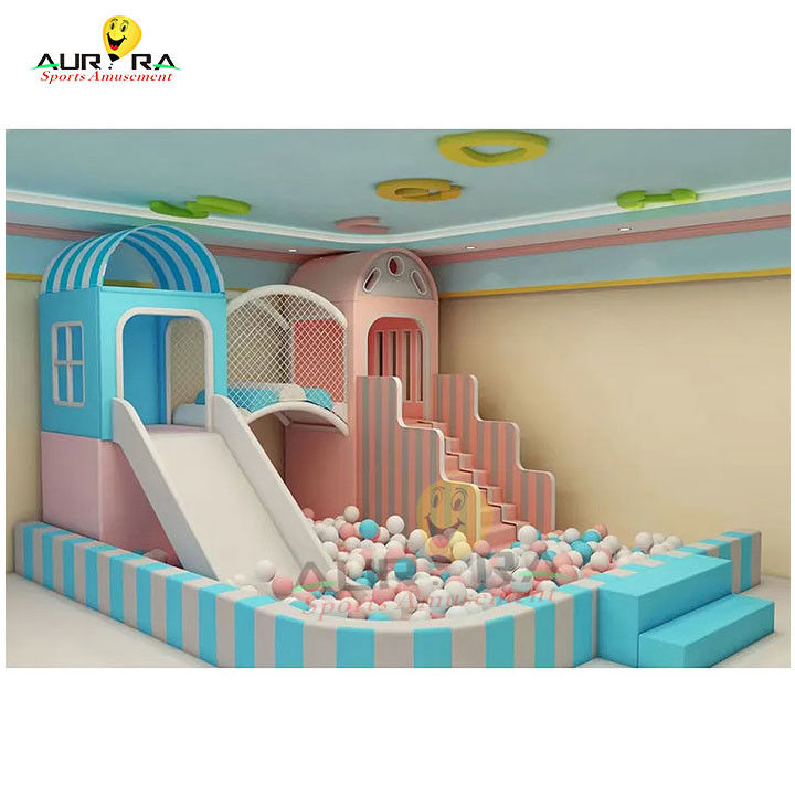 Apparecchiature per giochi per bambini all'aperto all'interno
