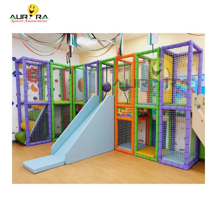 Apparecchiature per giochi per bambini all'aperto all'interno