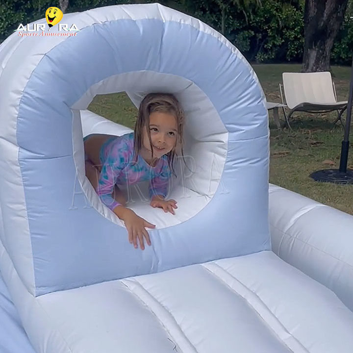 Spazio giochi a sfogo per bambini