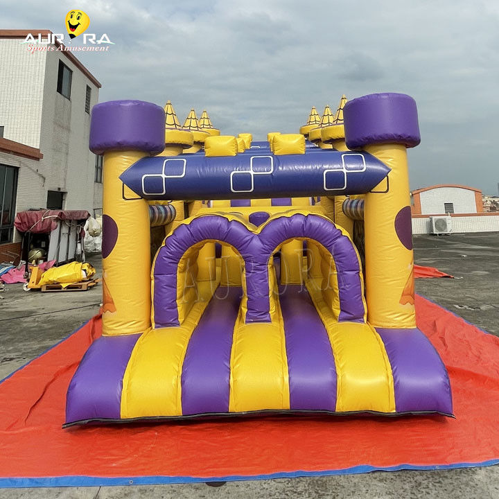 Corso di ostacoli gonfiabile commerciale con scivolo impermeabile colore giallo viola