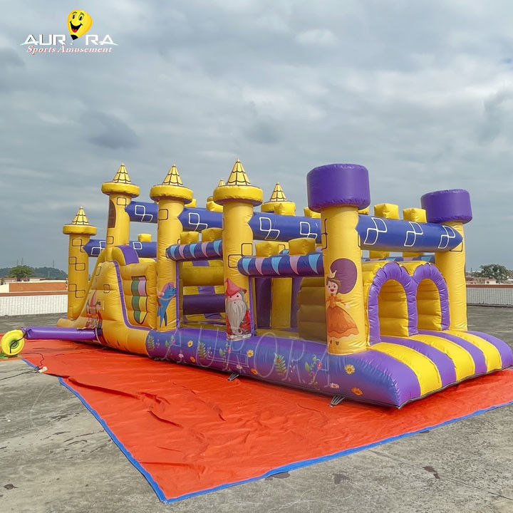 Corso di ostacoli gonfiabile commerciale con scivolo impermeabile colore giallo viola