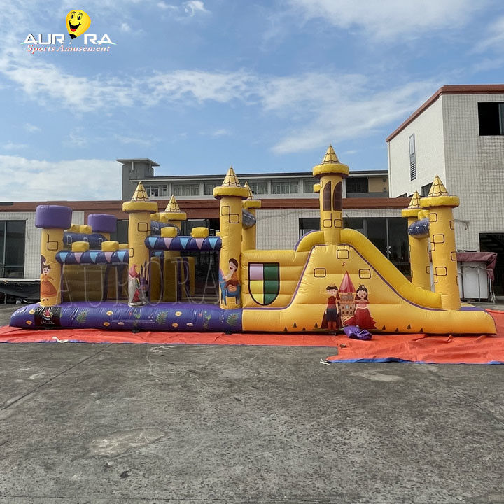 Corso di ostacoli gonfiabile commerciale con scivolo impermeabile colore giallo viola