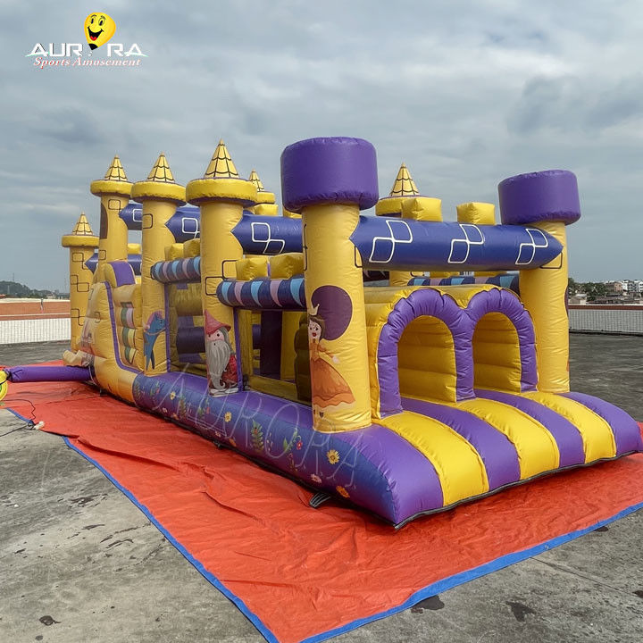 Corso di ostacoli gonfiabile commerciale con scivolo impermeabile colore giallo viola
