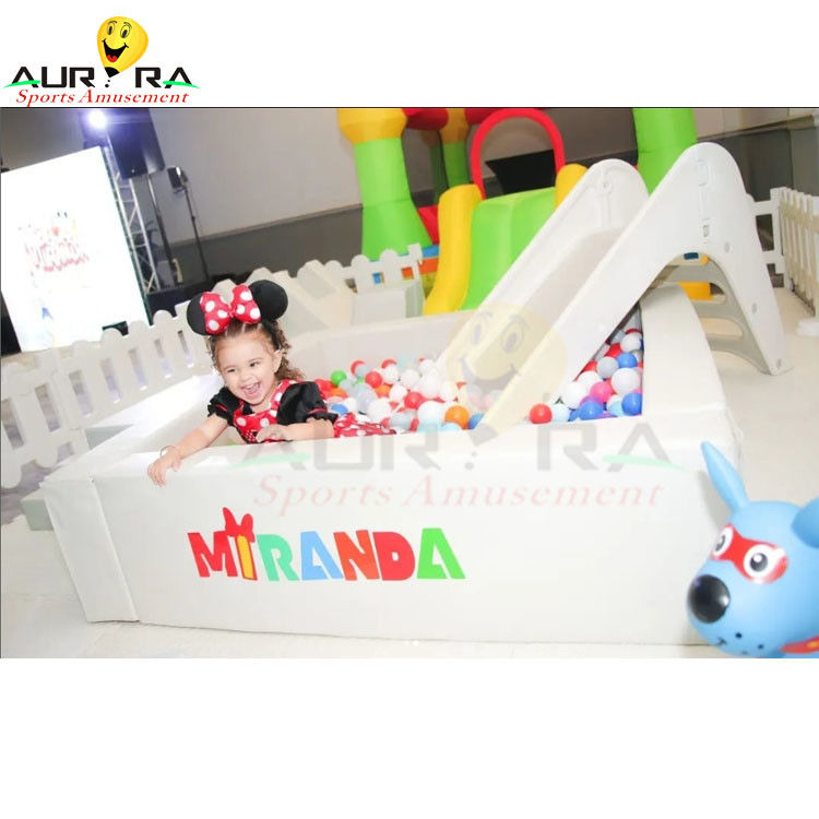 Attrezzatura per giochi gonfiabili multicolori per bambini in ambienti chiusi giocattolo a sfera personalizzato