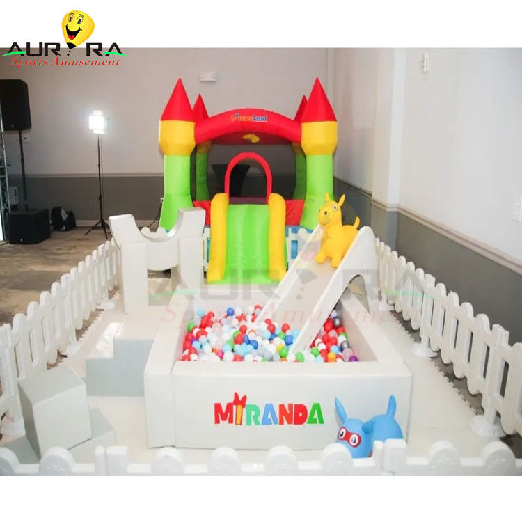 Attrezzatura per giochi gonfiabili multicolori per bambini in ambienti chiusi giocattolo a sfera personalizzato