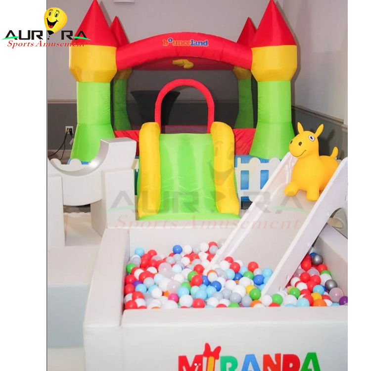 Attrezzatura per giochi gonfiabili multicolori per bambini in ambienti chiusi giocattolo a sfera personalizzato