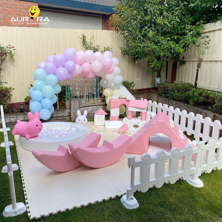 Pacco attrezzature per giochi soft Noleggio di parco giochi interno Festa di giochi per bambini rosa e bianco