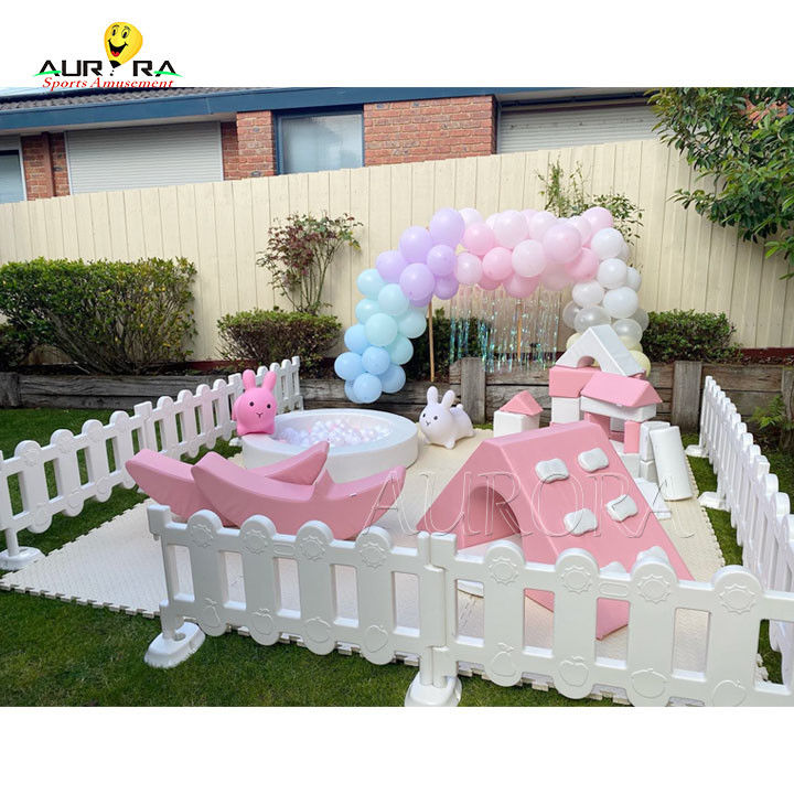 Pacco attrezzature per giochi soft Noleggio di parco giochi interno Festa di giochi per bambini rosa e bianco