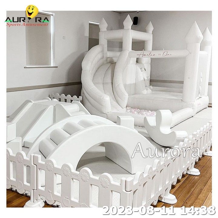 Soft Play Set Bianco e Bianco Colori neutri Centro di festa per bambini Soft Play Equipaggiamento