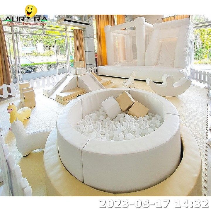 Soft Play Bounce House Noleggio Outdoor Soft Play Con Slide E Ball Pit Bianco