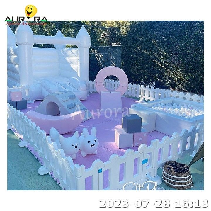 Attrezzature per giochi per bambini all'interno e all'esterno Noleggio per feste bianco