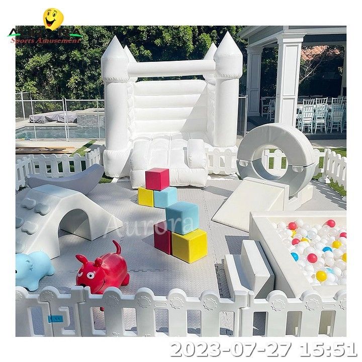 Attrezzature per giochi per bambini all'interno e all'esterno Noleggio per feste bianco