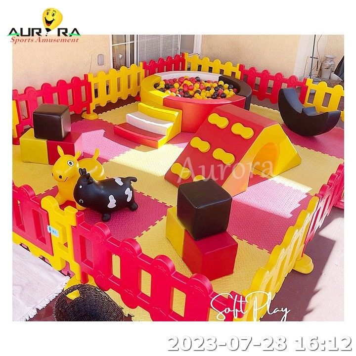 Attrezzature per giochi per bambini all'interno e all'esterno Noleggio per feste bianco