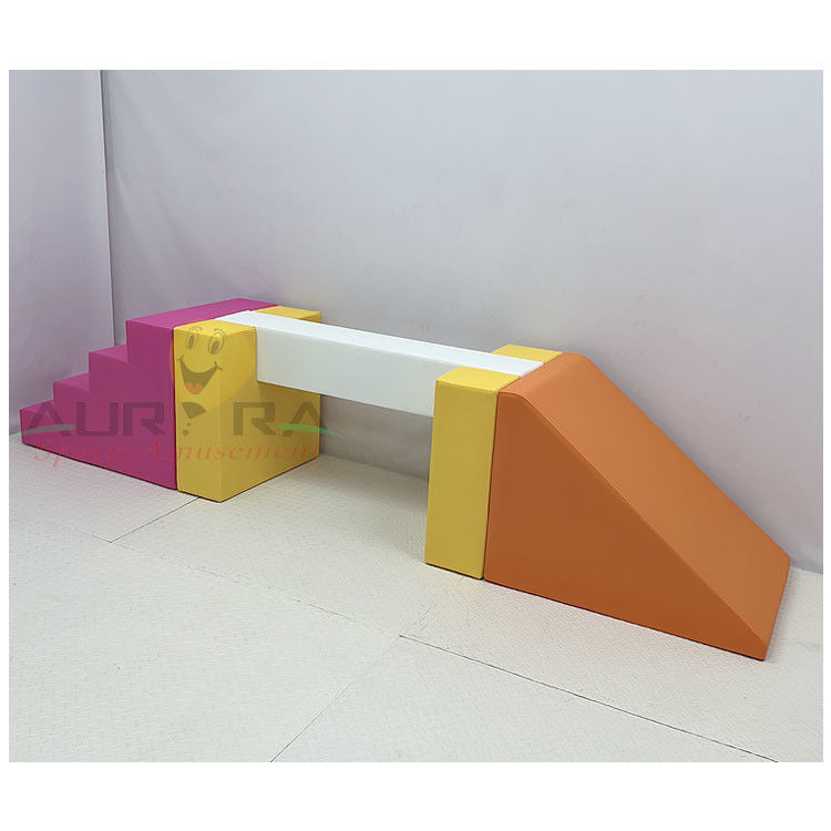 Apparecchiature di gioco morbide arancioni con pozzo da palla e scivolo rosa rosso