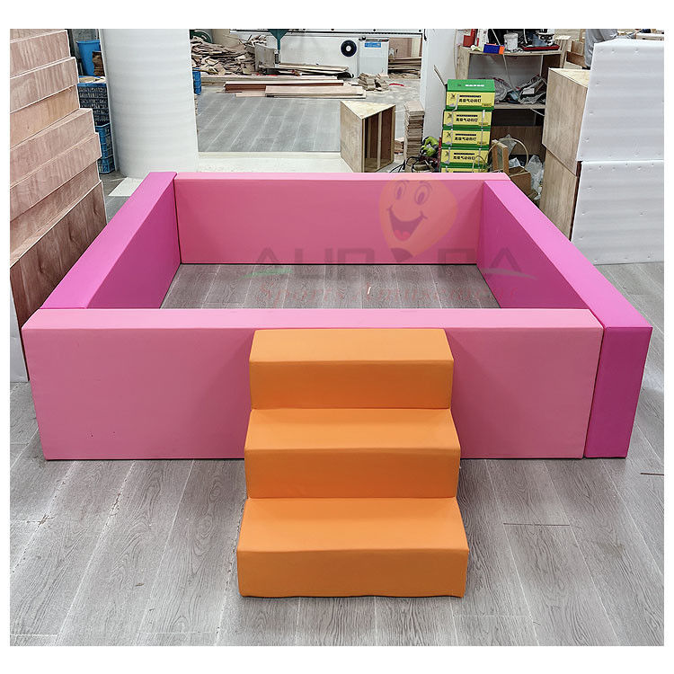 Apparecchiature di gioco morbide arancioni con pozzo da palla e scivolo rosa rosso